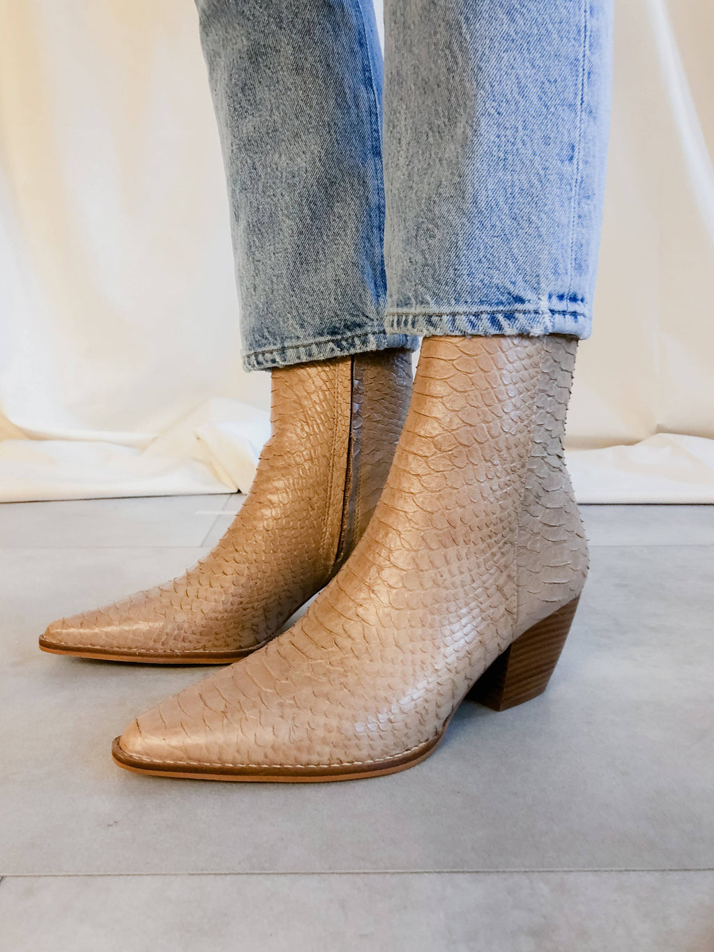 Tan Snake 9.5 A3248