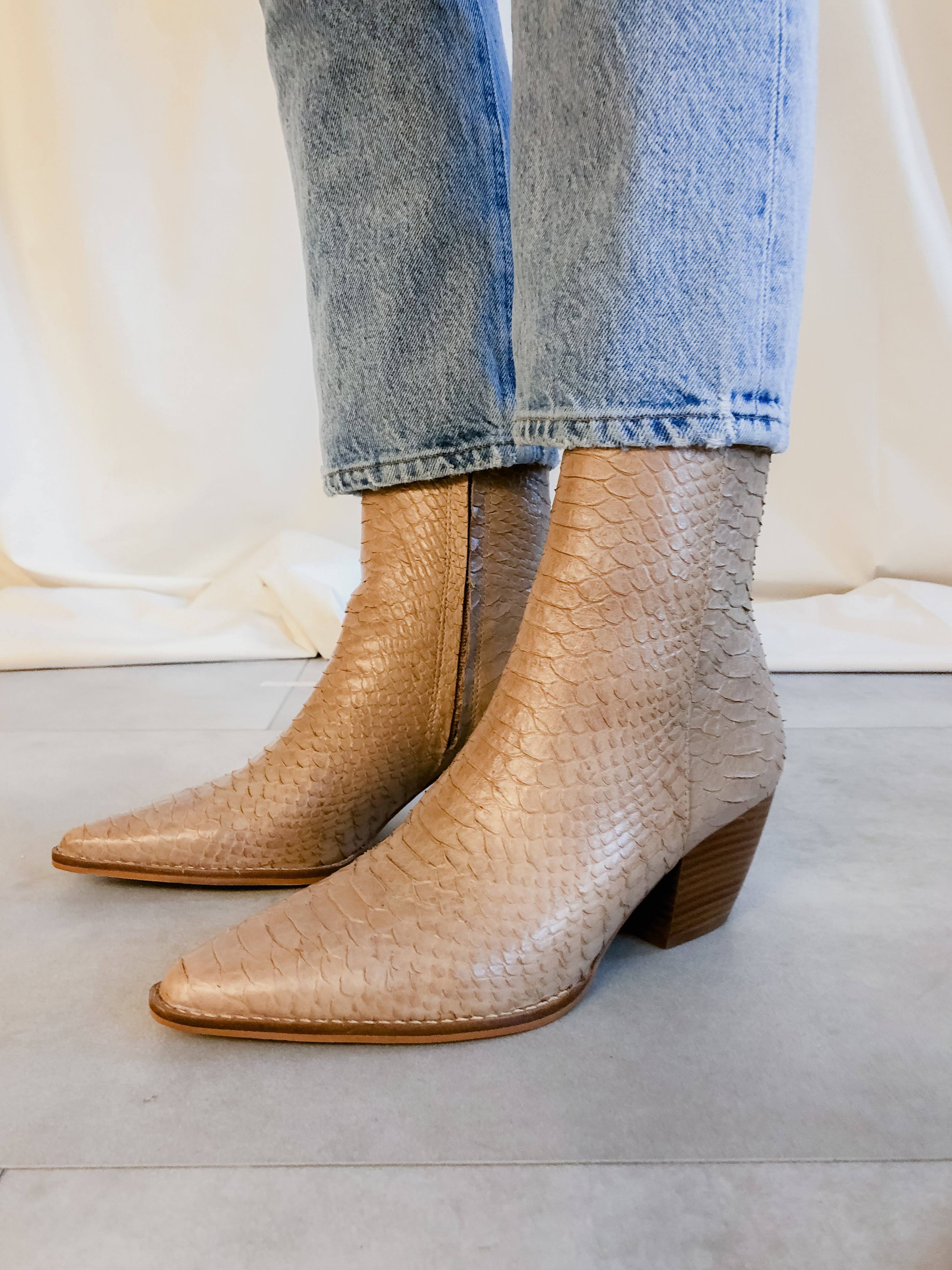Tan Snake 9.5 A3248